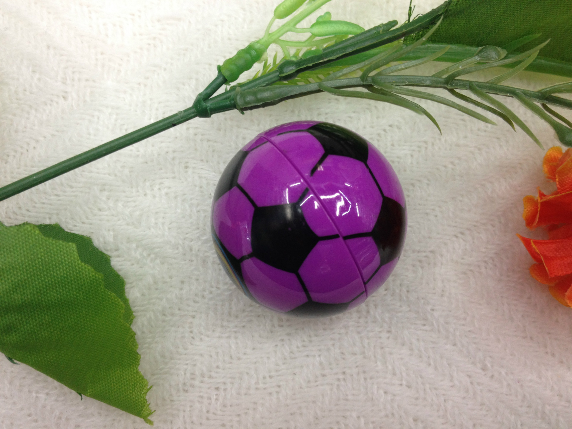 Manufacturers direct cartoon football style pencil sharpener creative circular plastic pencil sharpener