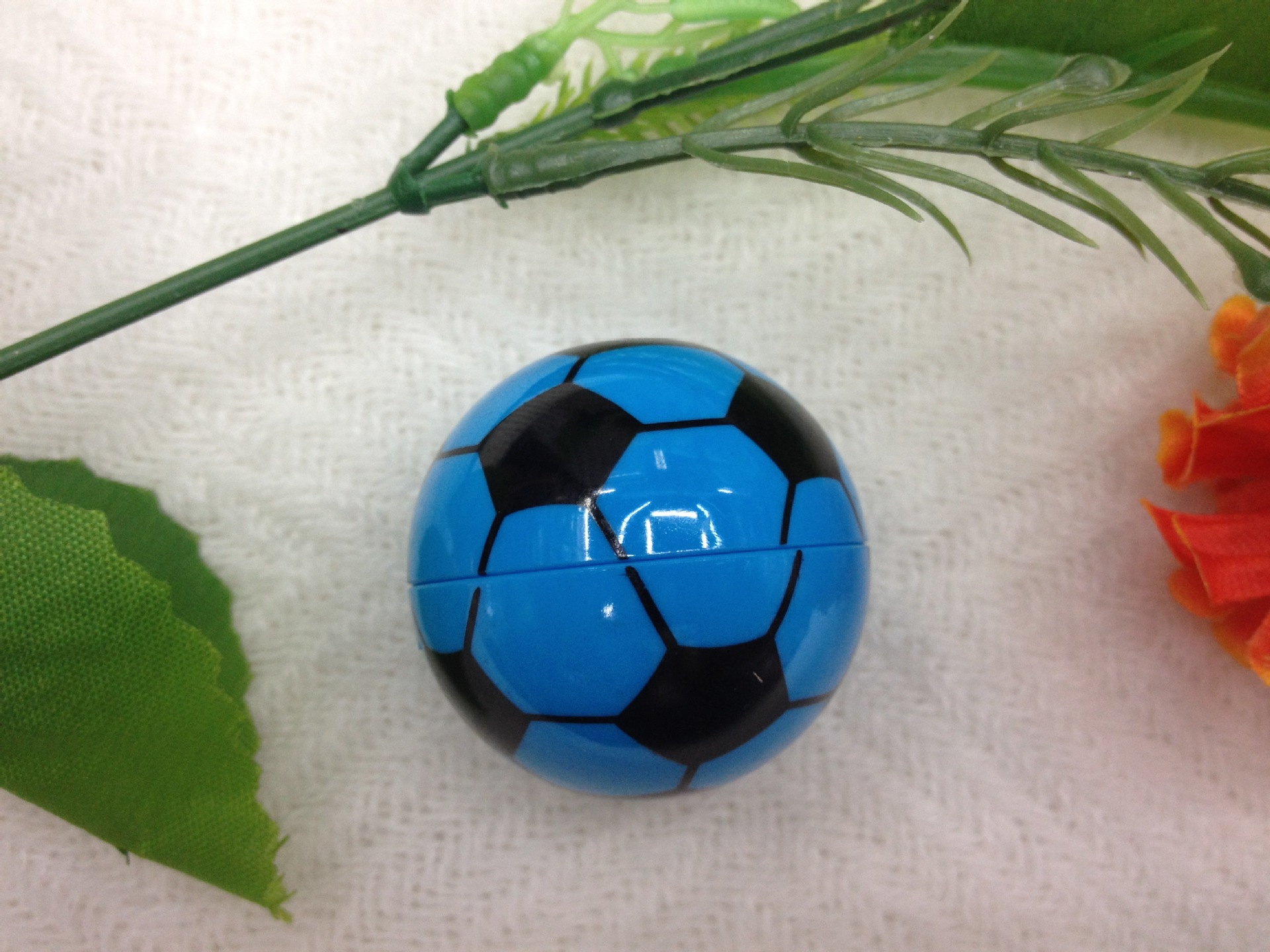 Manufacturers direct cartoon football style pencil sharpener creative circular plastic pencil sharpener