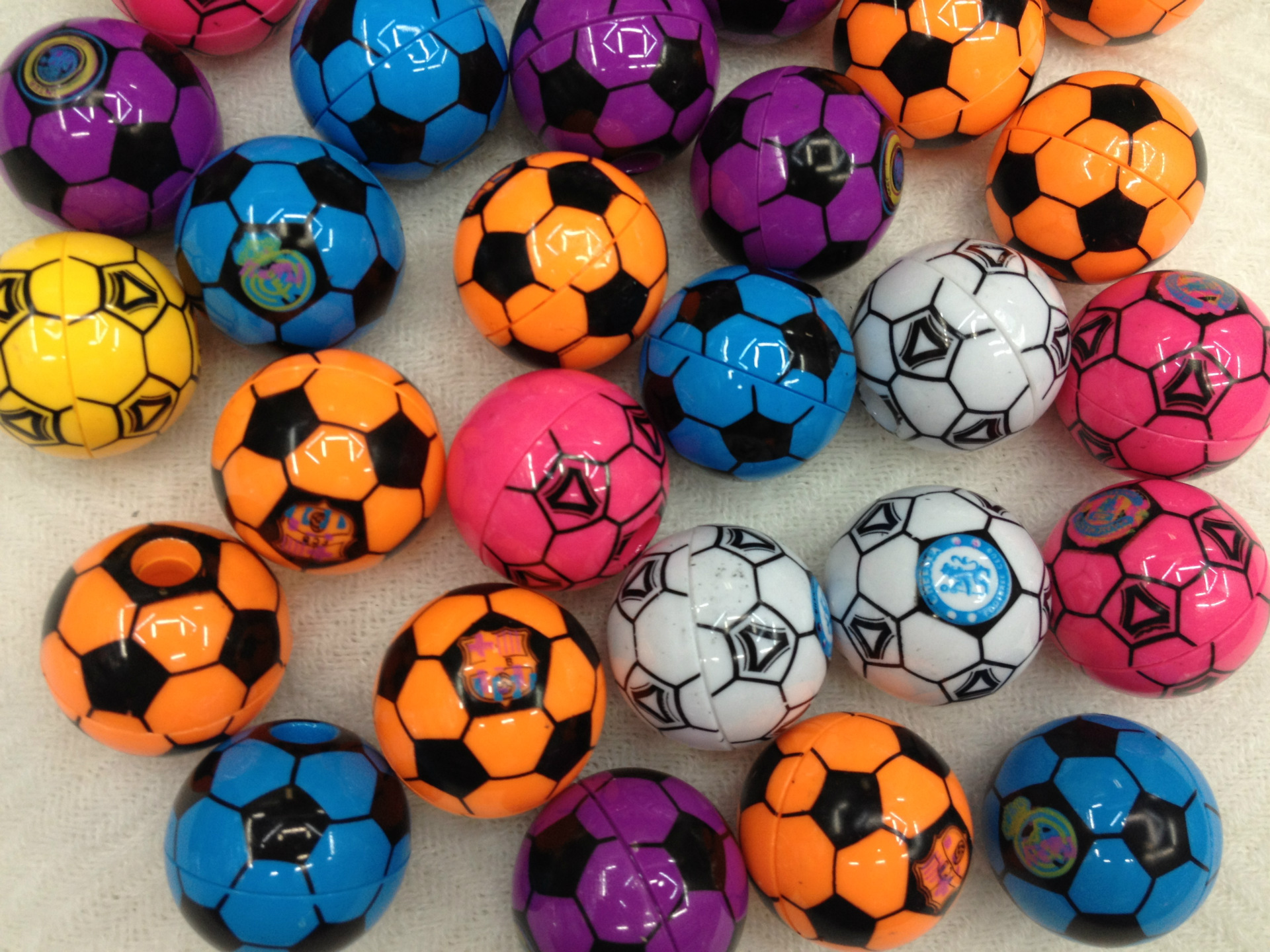 Manufacturers direct cartoon football style pencil sharpener creative circular plastic pencil sharpener