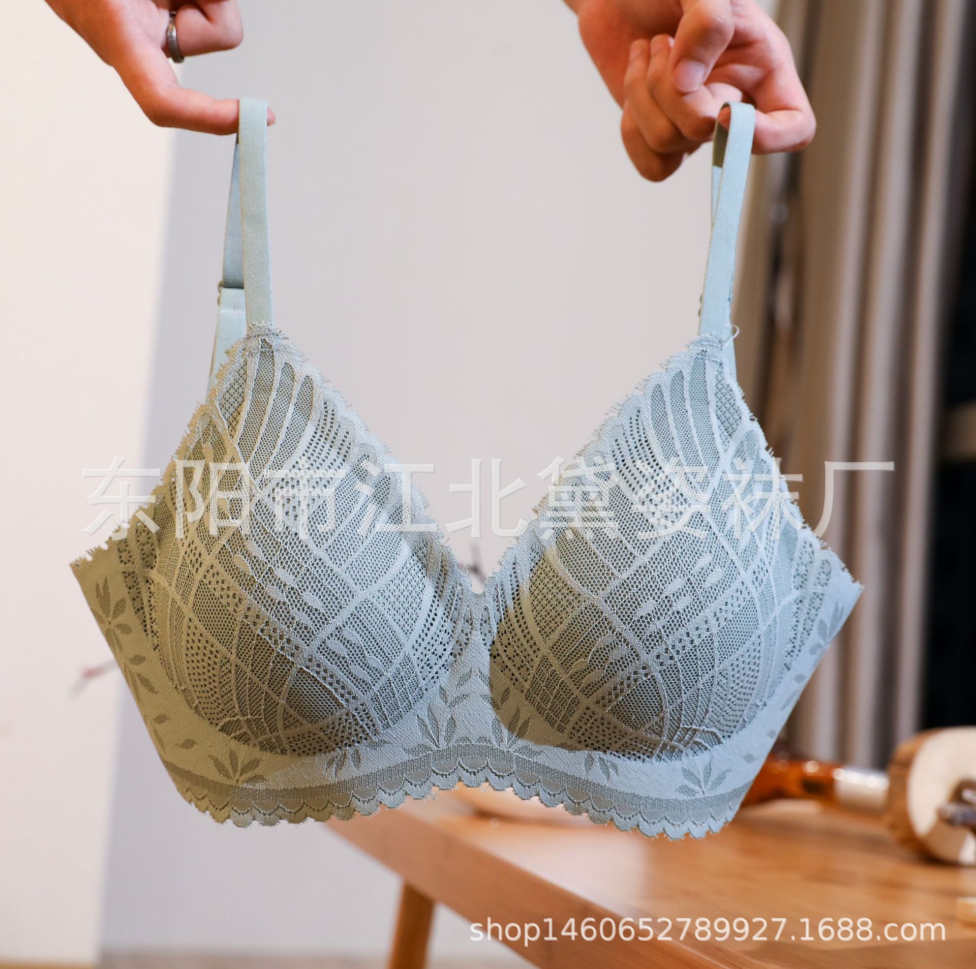 Women&#039;s Push up Lace Bra Shoulder Strap Hook and Eye Closure without Steel Ring