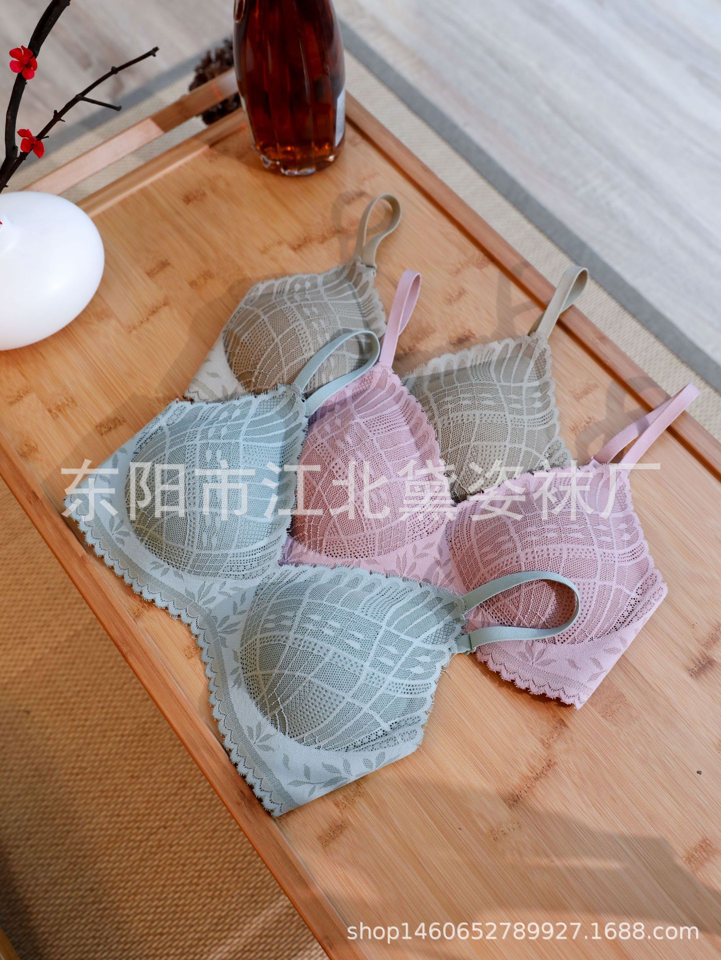 Women&#039;s Push up Lace Bra Shoulder Strap Hook and Eye Closure without Steel Ring