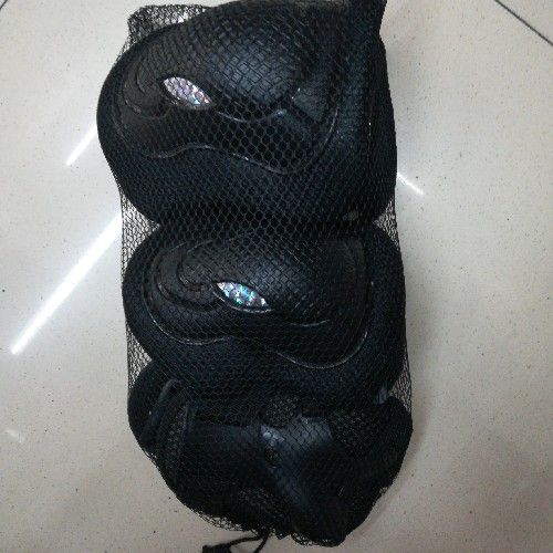 Adult black sports protective equipment, roller skates protective equipment Adult black sports protective equipment, roller skates protective equipment