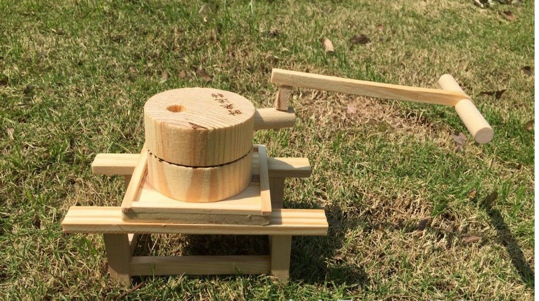Manufacturers sell exquisite creative wooden crafts, nostalgic stone mill fengshui placing pieces of wood to the run of the mill
