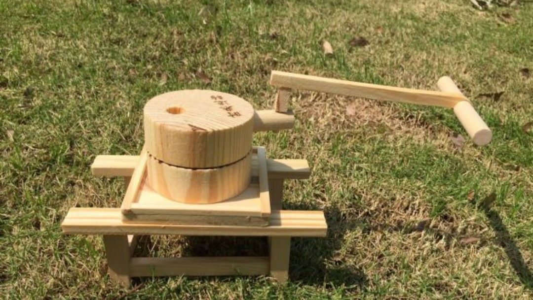 Manufacturers sell exquisite creative wooden crafts, nostalgic stone mill fengshui placing pieces of wood to the run of the mill