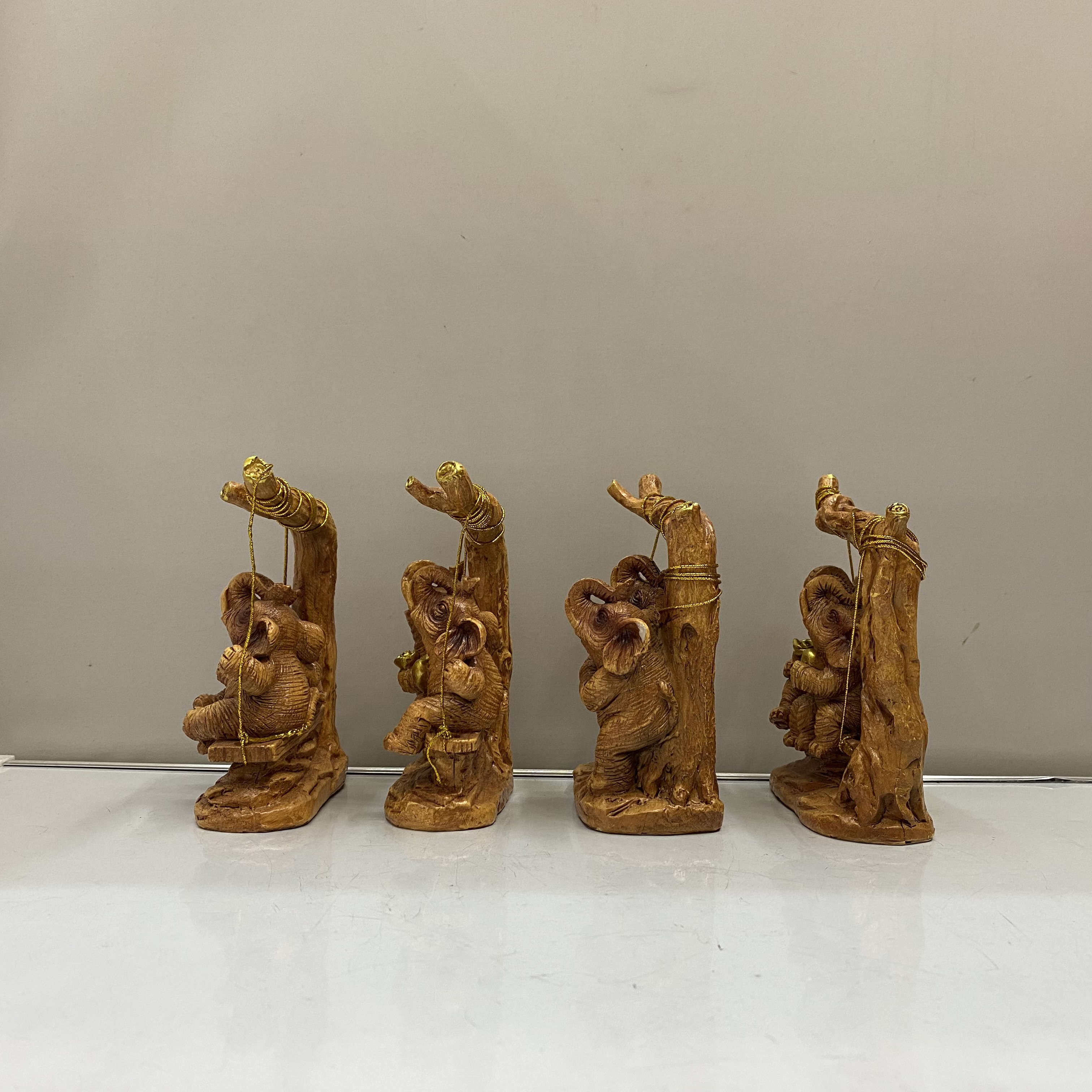 Resin Crafts Creative Cute Imitation Wood Color Couple Love Elephant Decoration Wine Cabinet TV Cabinet Home Decoration