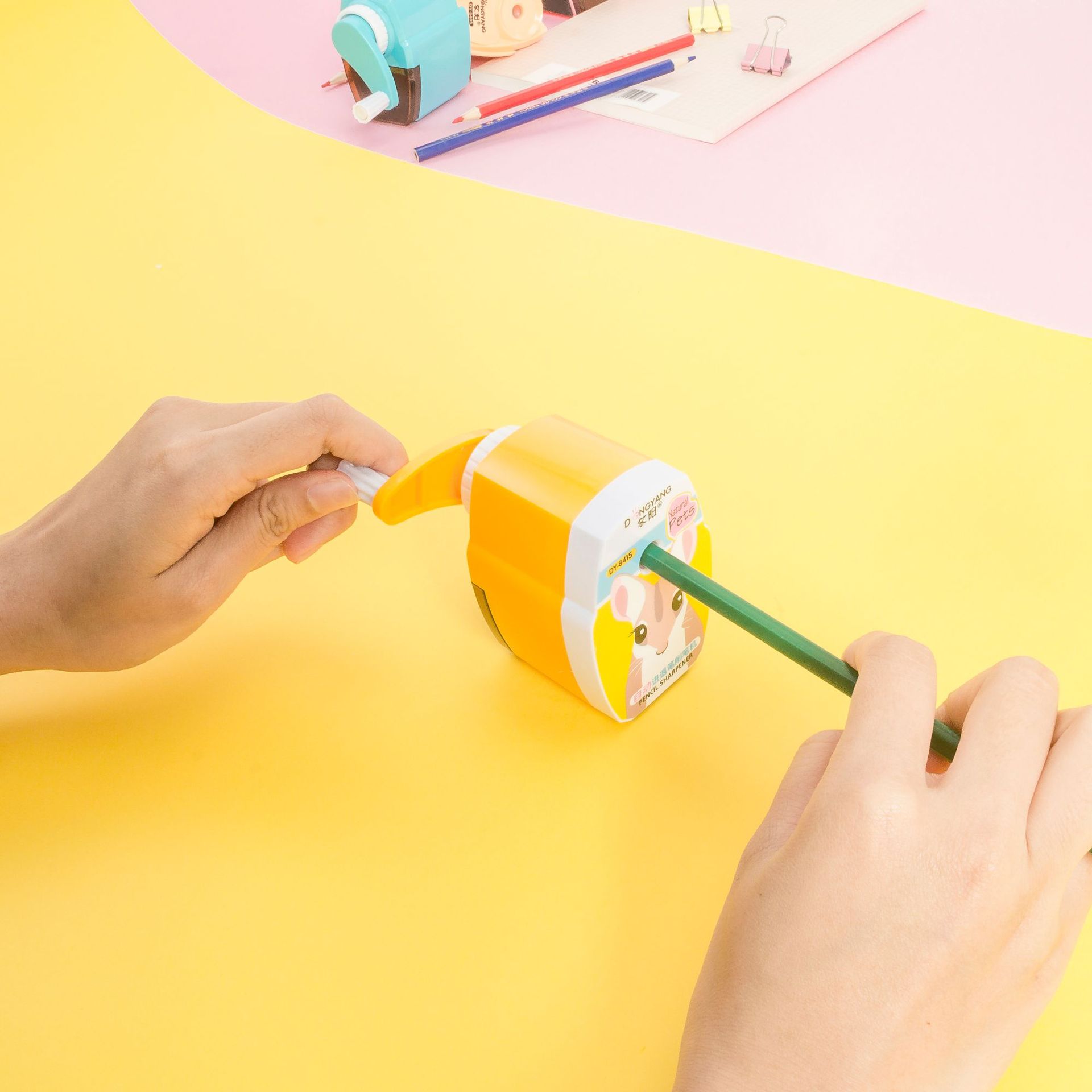 Pencil sharpener creative cartoon animal sharpener hand pencil sharpener for primary school students
