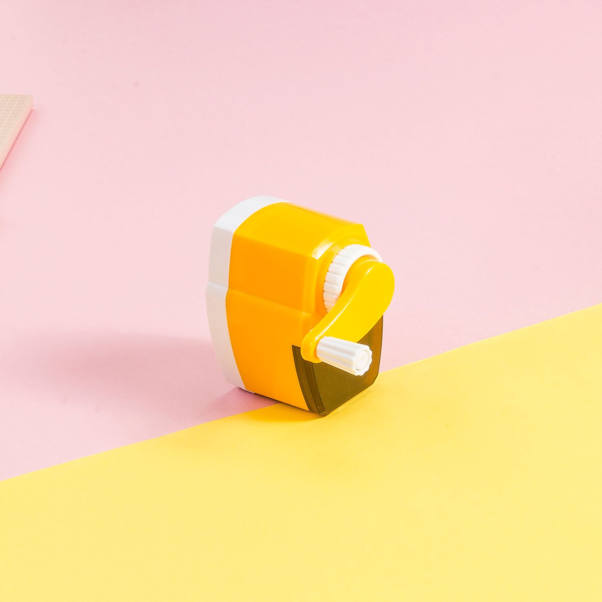 Pencil sharpener creative cartoon animal sharpener hand pencil sharpener for primary school students