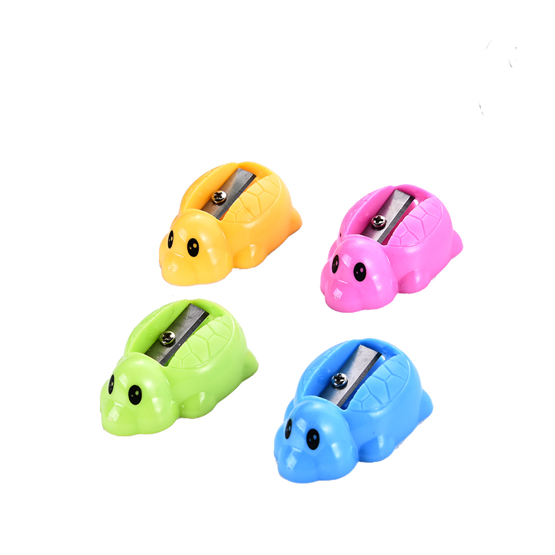 Hot selling plastic pencil sharpener environmental protection cartoon color student animal pencil sharpener 