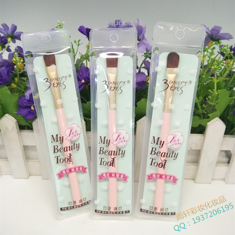 Farrah&#039;s advanced eyeshadow brush A28 clean and soft brush