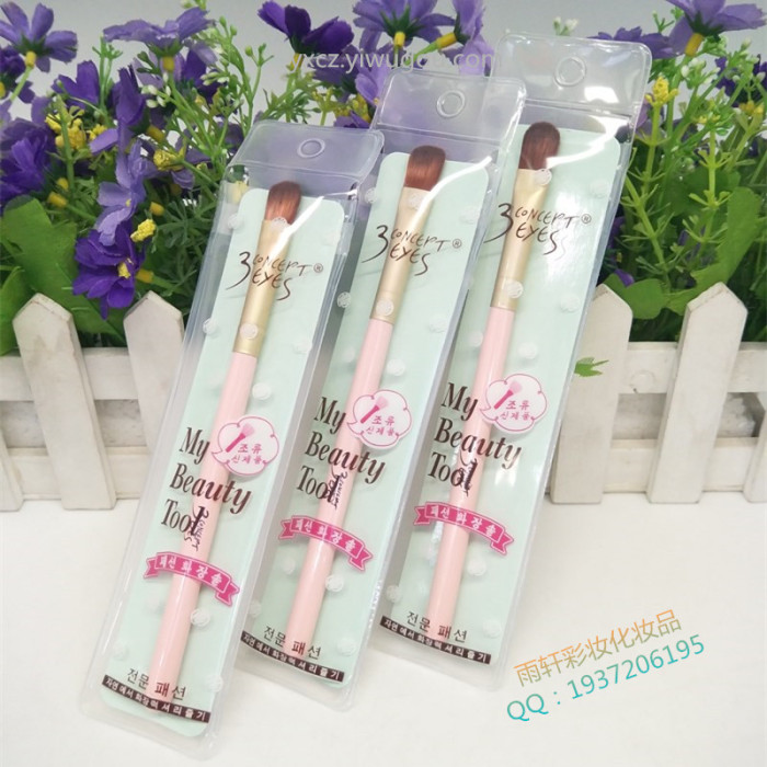 Farrah's advanced eyeshadow brush A28 clean and soft brush