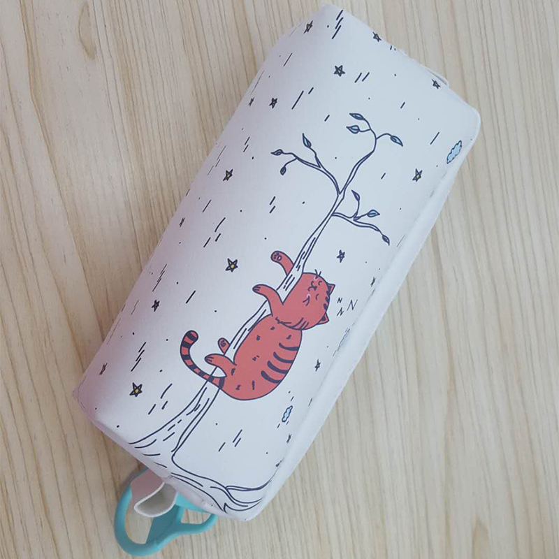 Large zipper pen bag with small fresh pure white animal pattern made of leather Large zipper pen bag with small fresh pure white animal pattern made of leather