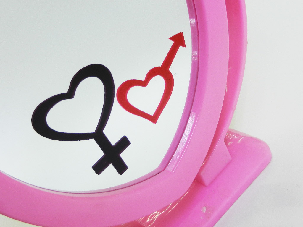 9.9918 lovely heart mirror dressing mirror to send a girlfriend