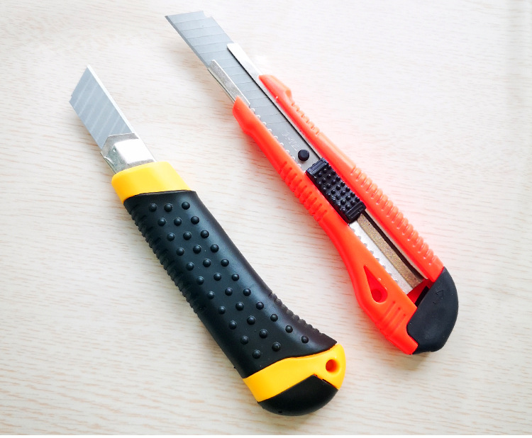 Factory Direct Sales Utility Knife Wholesale Large Industrial Wallpaper Blade 18mm 223 Heavy Duty 286 Art Knife Rack