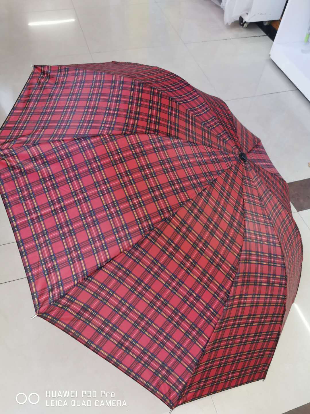 Rain flying umbrella three fold umbrella folding business umbrella gift umbrella umbrella oversize men's check umbrella Rain flying umbrella three fold umbrella folding business umbrella gift umbrella umbrella oversize men's check umbrella