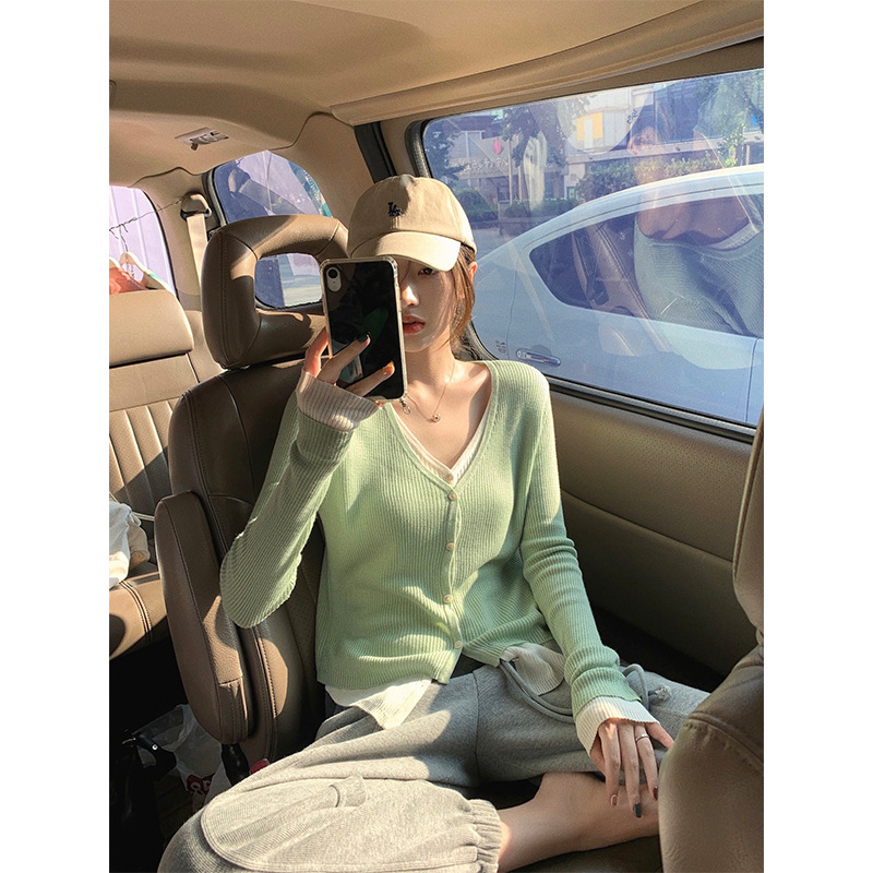 Bei-Bei Zhang August 25, 18 O&#039;clock Sandwich Soft Candy ~ Fake Two-Piece Design Sweet Style Knitted Cardigan