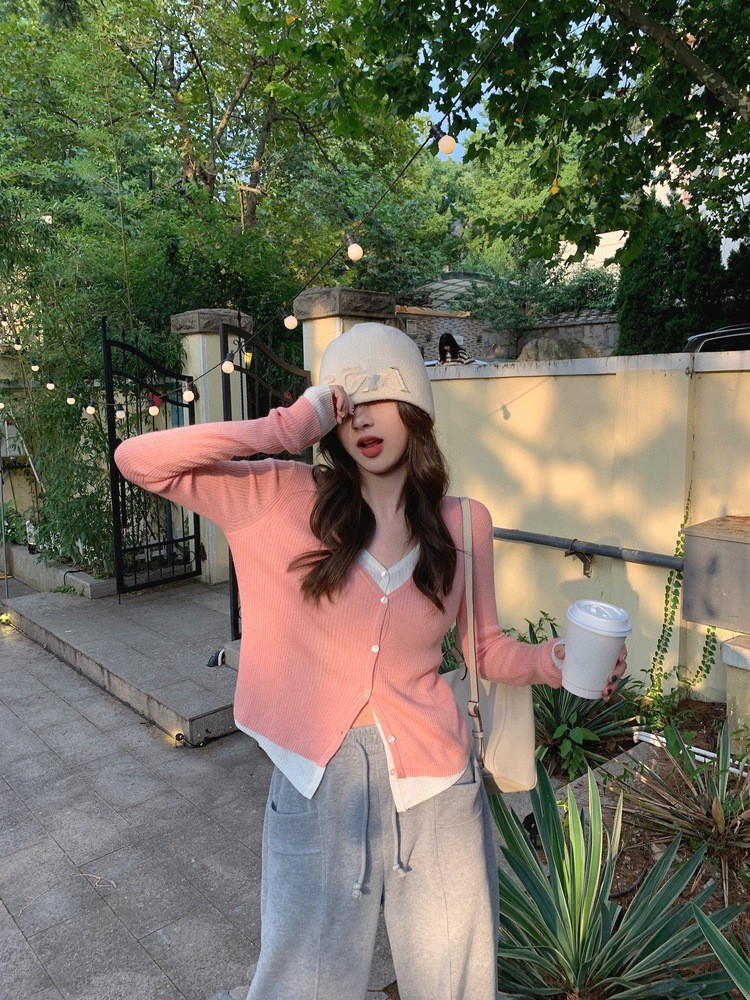 Bei-Bei Zhang August 25, 18 O'clock Sandwich Soft Candy ~ Fake Two-Piece Design Sweet Style Knitted Cardigan Bei-Bei Zhang August 25, 18 O'clock Sandwich Soft Candy ~ Fake Two-Piece Design Sweet Style Knitted Cardigan