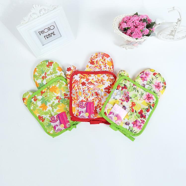 2 sets Manufacturers direct sales: polyester polka dots, heat insulation gloves + heat insulation pad