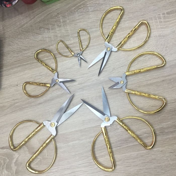 Manufacturers selling gold dragon scissors cut at the opening ceremony of wedding supplies