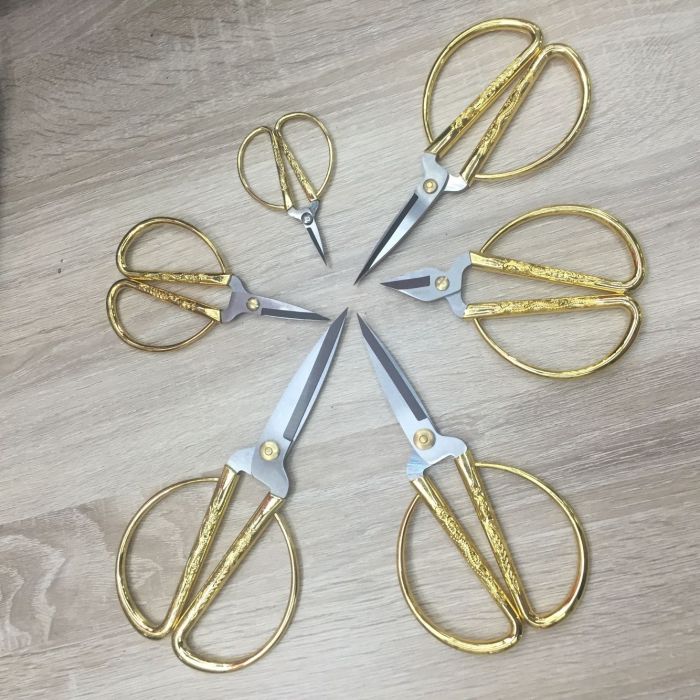 Manufacturers selling gold dragon scissors cut at the opening ceremony of wedding supplies