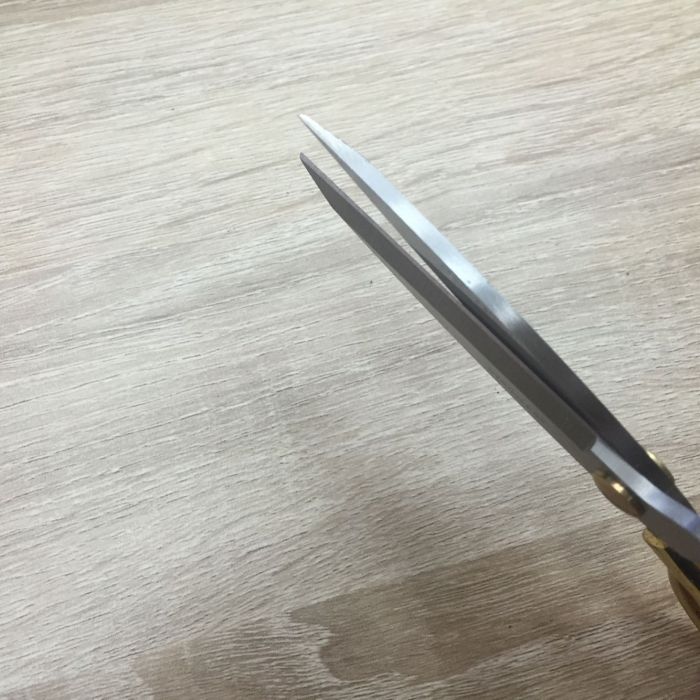 Manufacturers selling gold dragon scissors cut at the opening ceremony of wedding supplies