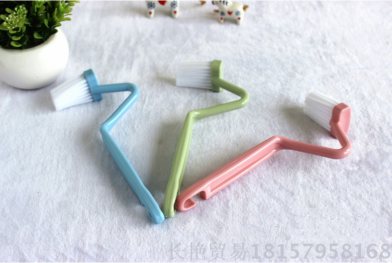 Toilet brush bent handle to clean the inside of the V-shaped toilet corner brush Toilet brush bent handle to clean the inside of the V-shaped toilet corner brush