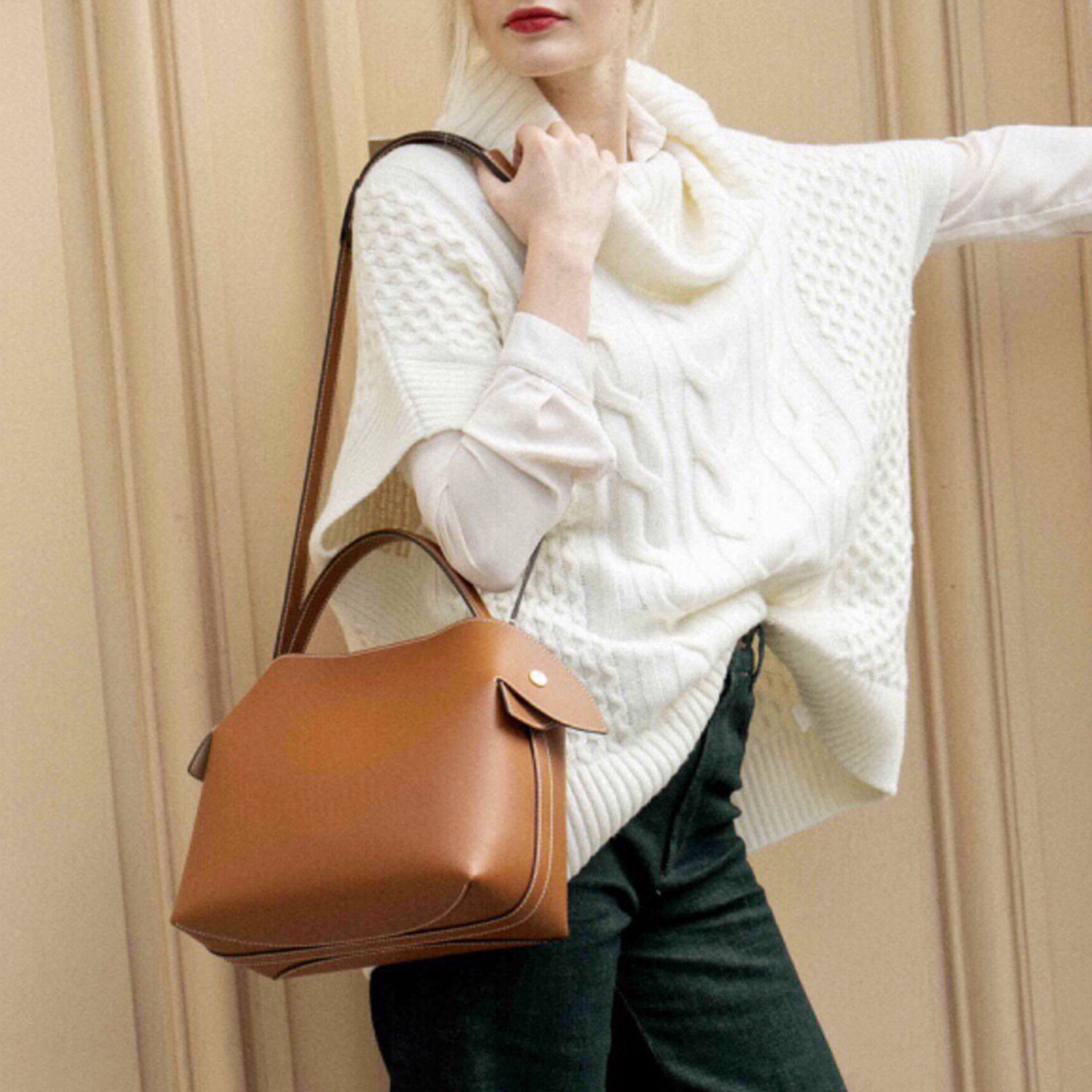 2022 Export to France Foreign Trade Niche Swan Baotou Layer Litchi Pattern Cowhide Tote Half-Handmade Commuter Women's Bag