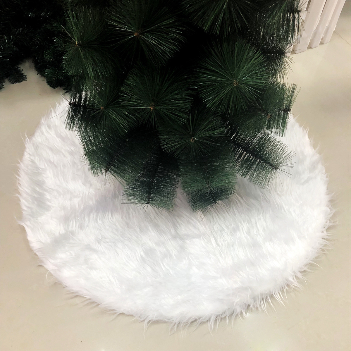 Christmas tree skirts Pure white long hair Christmas tree Hotel shopping mall home presents Christmas tree feet