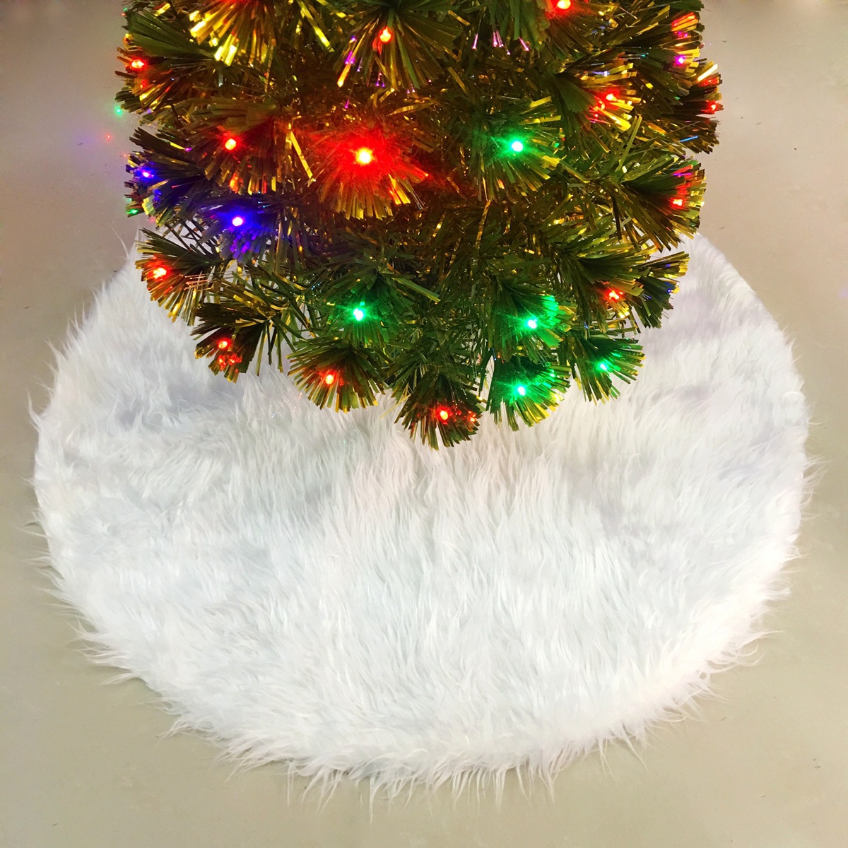 Christmas tree skirts Pure white long hair Christmas tree Hotel shopping mall home presents Christmas tree feet Christmas tree skirts Pure white long hair Christmas tree Hotel shopping mall home presents Christmas tree feet