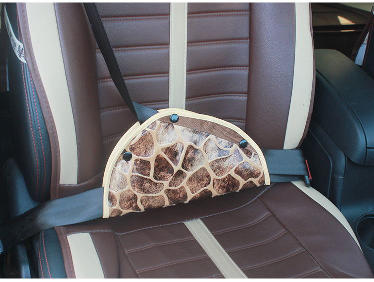 Safety belt triangle fixing device for automobile safety belt