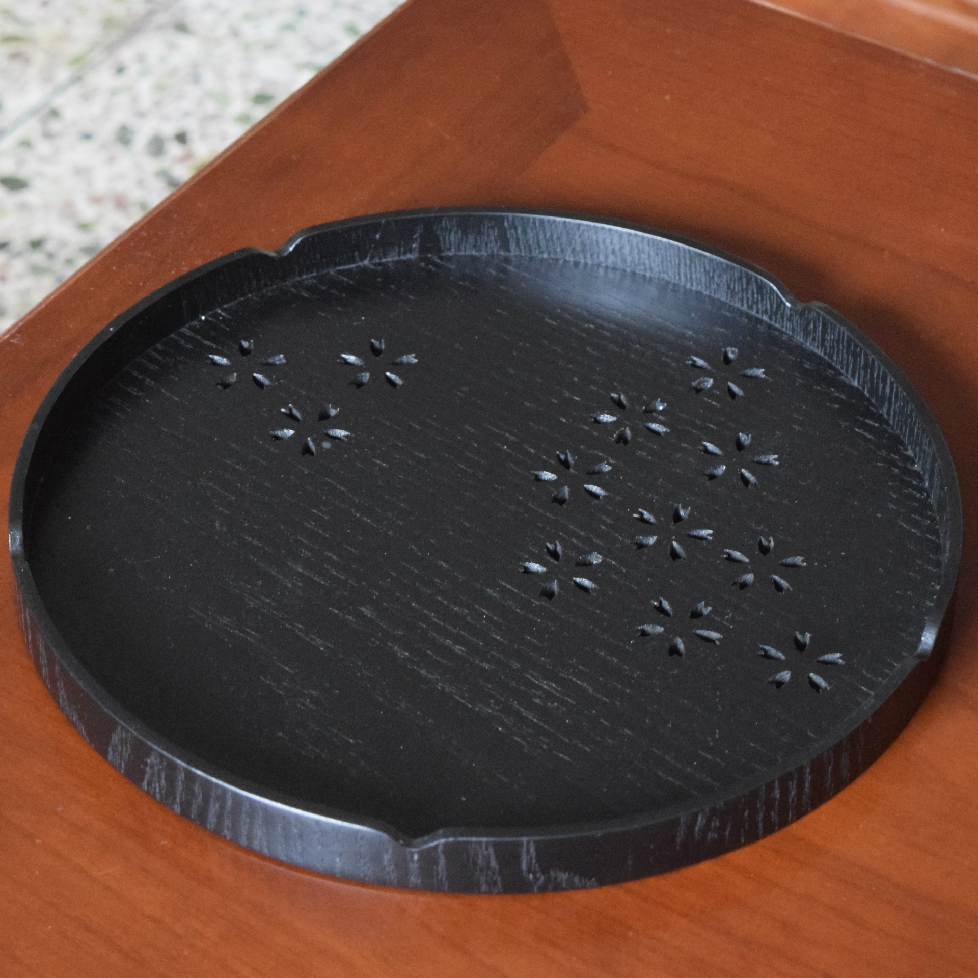 Cherry Blossom Hollow Wood Dish Tea Tray Solid Wood Fruit Dish Hotel Supplies Tray Plate Cherry Blossom Hollow Wood Dish Tea Tray Solid Wood Fruit Dish Hotel Supplies Tray Plate