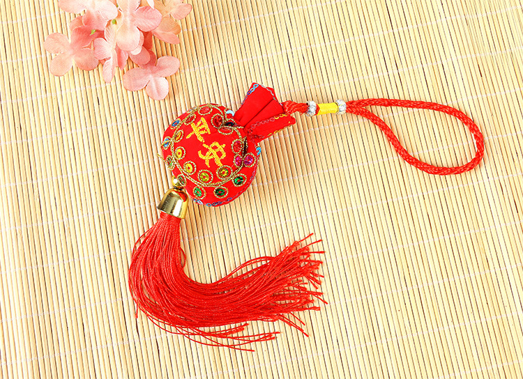 Pure hand embroidery national wind pendant sachet Dragon Boat Festival Chinese knot tassel ingot ping an fu car hang wholesale