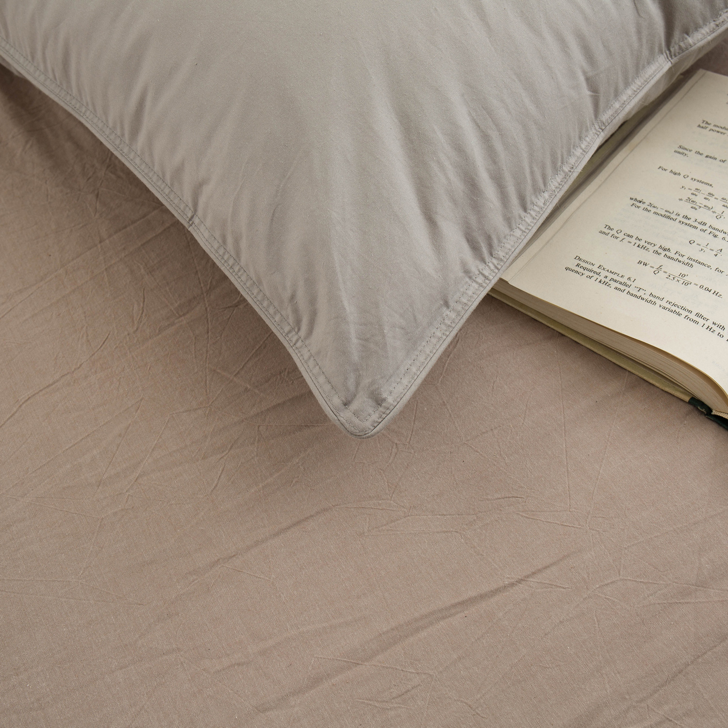 Manufacturer's Japanese-Style Silk Feather Pillow Cotton Silk Feather Pillow-Core Adult Single Pillow Manufacturer's Japanese-Style Silk Feather Pillow Cotton Silk Feather Pillow-Core Adult Single Pillow