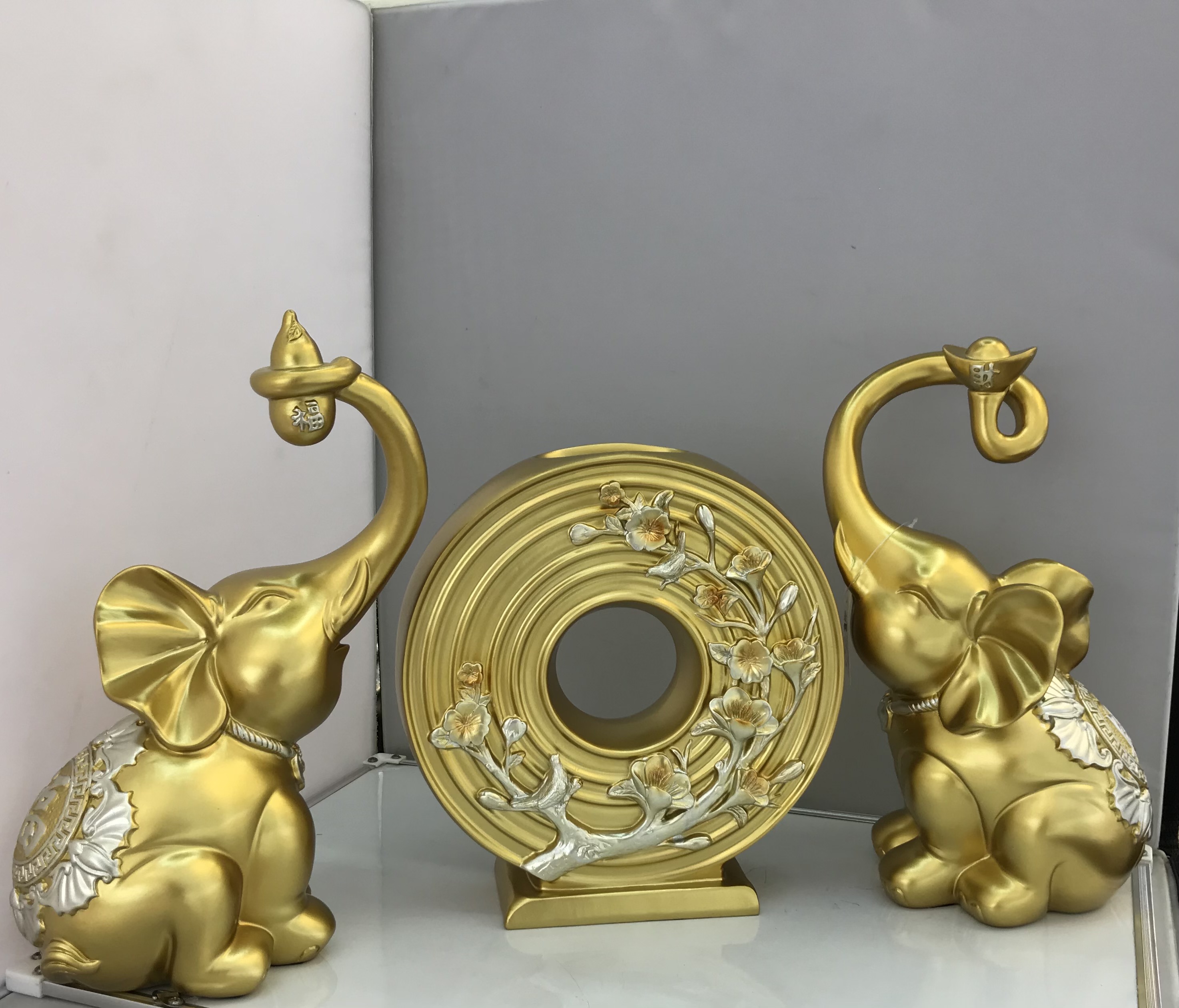 Resin Crafts Golden Lucky Fortune Bring Sets Three Elephants Ornaments Living Room Wine Cabinet Hallway Home Decorations Ornaments