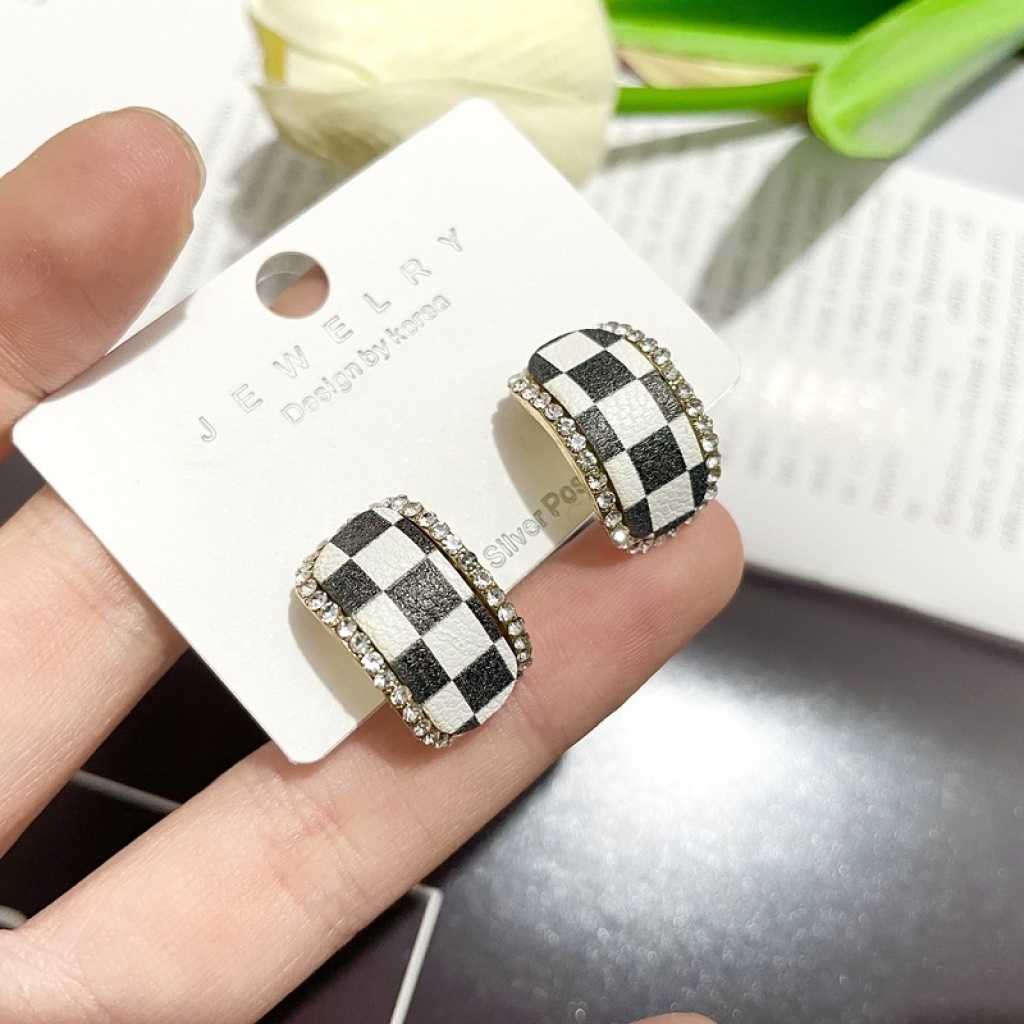 New Sterling Silver Needle Perfume Bottle Chessboard Lattice Ear Clip Korean Retro Internet Hot Temperamental Minority Design Earrings Fashion