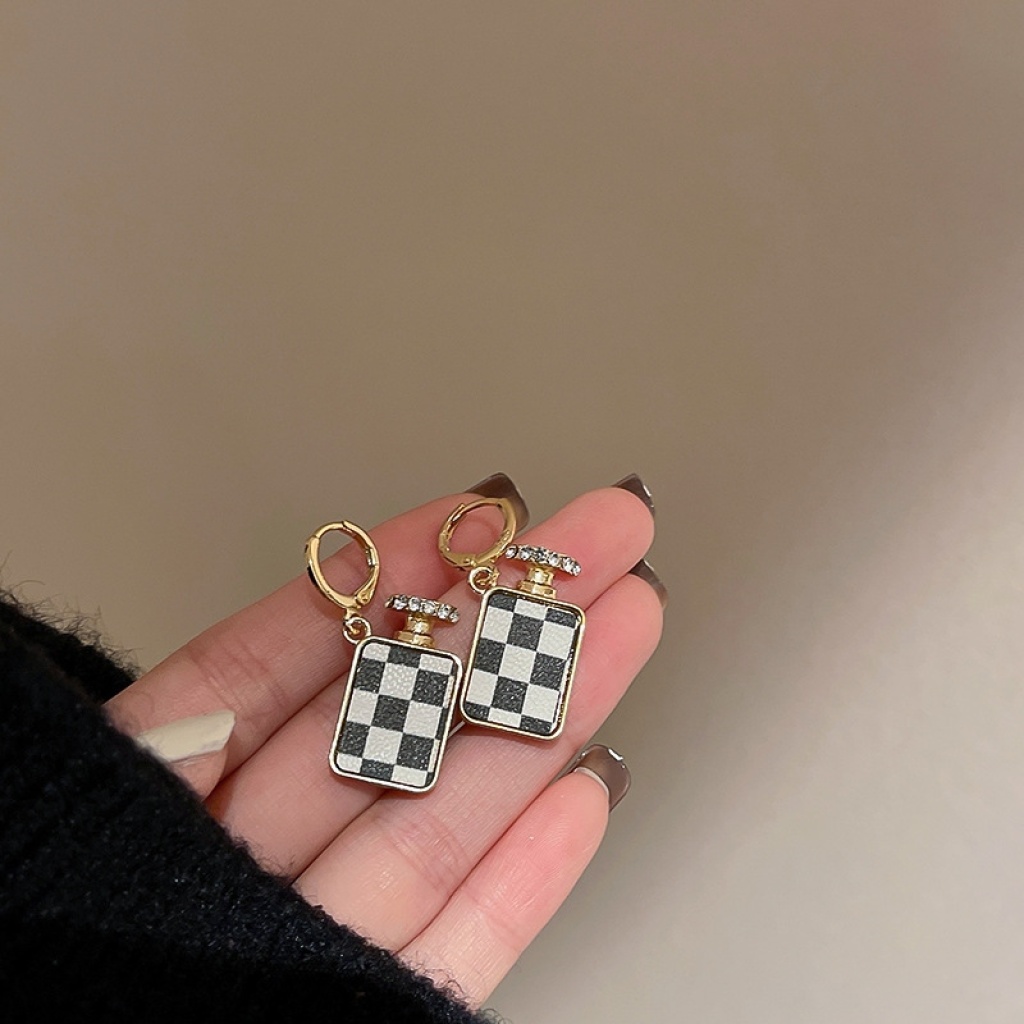 New Sterling Silver Needle Perfume Bottle Chessboard Lattice Ear Clip Korean Retro Internet Hot Temperamental Minority Design Earrings Fashion