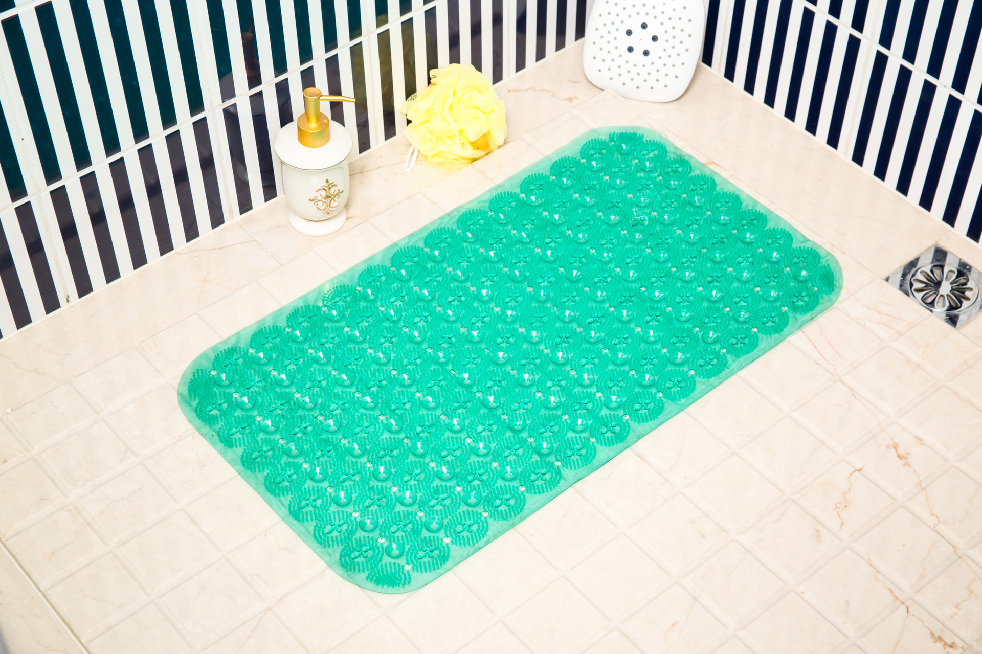 Creative design bathroom silicone non - slip pad small bath bath waterproof pad son pad manufacturers feel approved