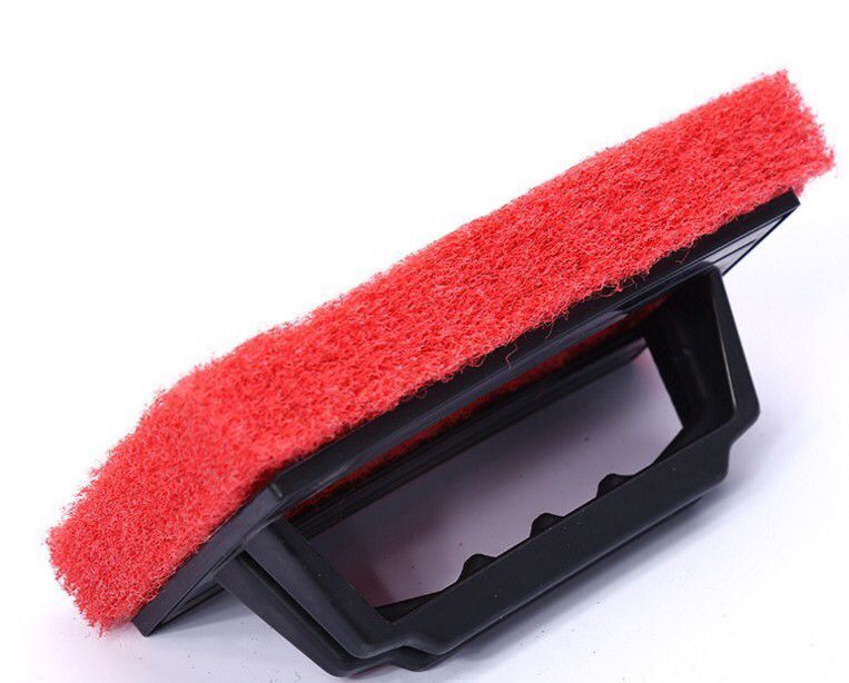 Scrub the kitchen with a sand wash pan with a handle to clean the cleaning brush.
