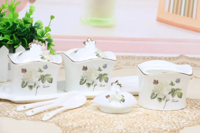 Jingdezhen ceramic seasoning pot seasoning bottle catering restaurant kitchen supplies set of three Jingdezhen ceramic seasoning pot seasoning bottle catering restaurant kitchen supplies set of three